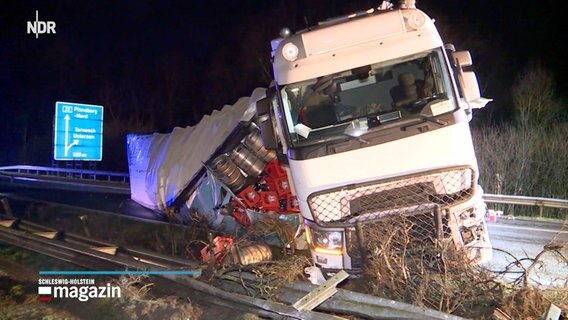 Ein Lkw ist auf der A23 in die Leitplanke gekracht. © NDR 