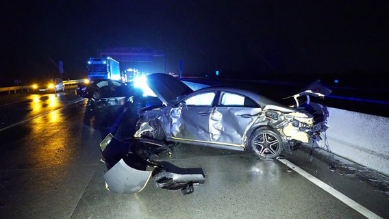 Autowrack nach Verkehrsunfall mit 3 Autos auf der A7 vor Neumünster © Danfoto/ Daniel Friederichs 