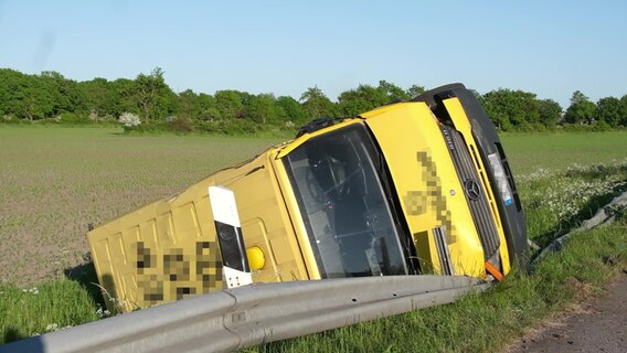 Ein umgekippter Geldtransporter auf der A7. © Westküsten-News Foto: Westküsten-News