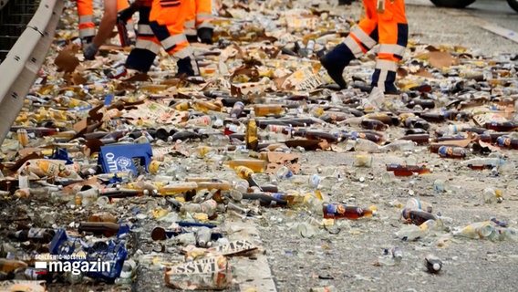 Zahlreiche zerbrochene Falschen liegen auf dem Boden nach einem Unfall eines Getränkelaster. © NDR 