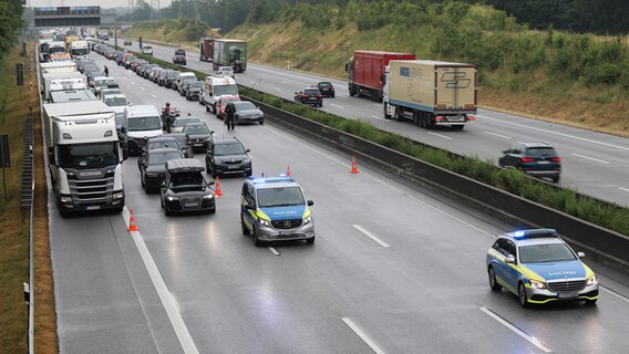 Polizeieinsatz auf der A7 nach einem Unfall. © Westküsten-News Foto: Westküsten-News