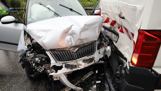 Ein stark beschädigtes Auto und ein verbeulter Transporter stehen nach einem Auffahrunfall auf der A23. © Westküsten-News Foto: Florian Sprenger