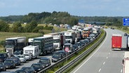 Ein schwerer Unfall auf der A7 kurz vor Neumünster-Nord sorgt für einen Stau. © Daniel Friederichs 