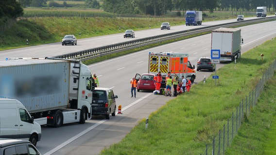 Auf einer Autobahn stehen ein Rettungswagen und einige Pkw nach einem Unfall. © NDR Foto: Daniel Friedrichsen