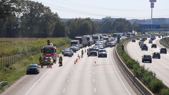Nach einem Auffahrunfall staut sich der Verkehr auf einer Autobahn. © Westküsten News Foto: Florian Sprenger