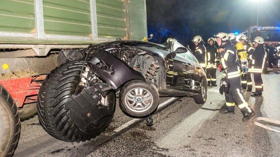 Ein Auto klemmt bei Wanderup unter dem Heck eines Traktors. © Nordpresse / Sebastian Iwersen Foto: Sebastian Iwersen
