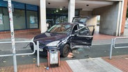 Ein stark beschädigtes Fahrzeug steht auf dem Bürgersteig am Neuen Rathaus in Kiel nach einem Verkehrsunfall am Stresemannplatz. © NDR Foto: Carsten Salzwedel