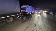 Mehrere Pkw und Lkw stehen auf der A1 in Richtung Lübeck zwischen Bad Oldesloe und Reinfeld nach einem Verkehrsunfall. © NEWS5 Foto: Schröder