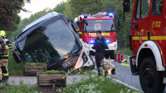 Ein Bus liegt bei Appen im Graben. Das Fenster ist aufgeschnitten, eine Leiter ist an das Fenster gestellt. © Florian Sprenger Foto: Florian Sprenger