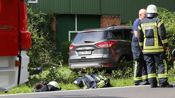 Ein Pkw steht in einer Hecke nach einem Unfall in Bokel. © WestküstenNews Foto: Florian Sprenger
