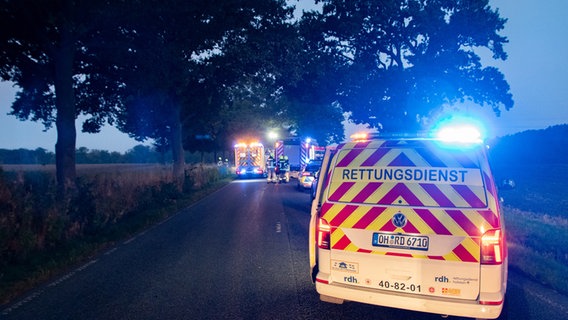 Das Fahrzeug eines Rettungsdienstes steht am frühen Morgen in einer Allee einer Landstraße © Arne Jappe Foto: Arne Jappe