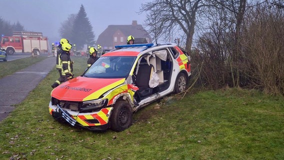 Ein durch einen Unfall beschädigtes Einsatzfahrzeug eines Rettungsdienstes am Rand einer Landstraße. © Privat 