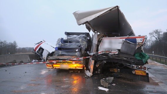 Mehrere Lkw haben sich nach einem Unfall ineinander verkeilt. © Florian Sprenger 
