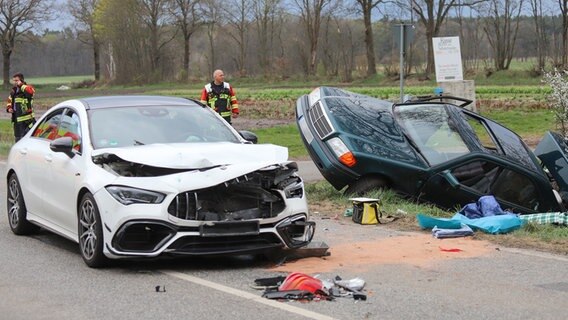 Zwei Pkw nach einem Unfall, einer von ihnen in einen Straßengraben © Florian Sprenger Foto: Florian Sprenger
