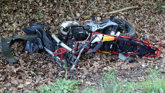 Ein Motorrad liegt nach einem Umfall zerstört im Graben. © Trittau Online 