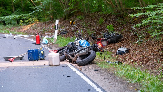 Zwei Motorräder sind auf der Großenseer Straße in Lütjensee verunfallt. © News5 