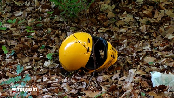 Ein Motorradhelm liegt an einem Unfallort. © NDR 