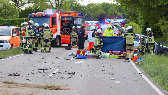 Einsatzkräfte nach einem Unfall in Wedel. © Florian Sprenger 
