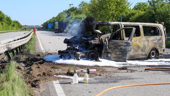 Ein schwerer Verkehrsunfall hat auf der A23 zwischen Heide und Albersdorf in Fahrtrichtung Süden. © Florian Sprenger 