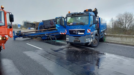 Ein Lkw steht nach einem Unfall auf der A7 auf der Fahrbahn © Polizeidirektion Neumünster Foto: Polizeidirektion Neumünster
