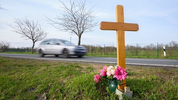 Ein Kreuz am Straßenrand erinnert an einen tödlichen Unfall © picture alliance/dpa Foto: Julian Stratenschulte