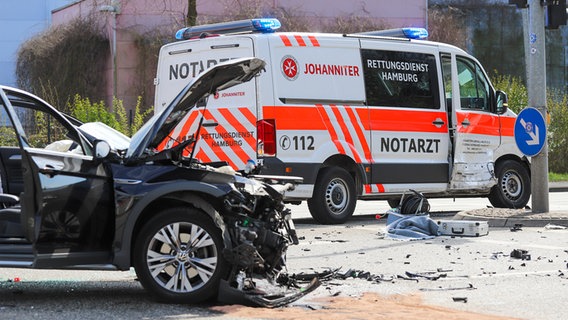 Ein schwarzes Unfallauto steht vor einem beschädigten Notarztfahrzeug. © Florian Sprenger Foto: Florian Sprenger