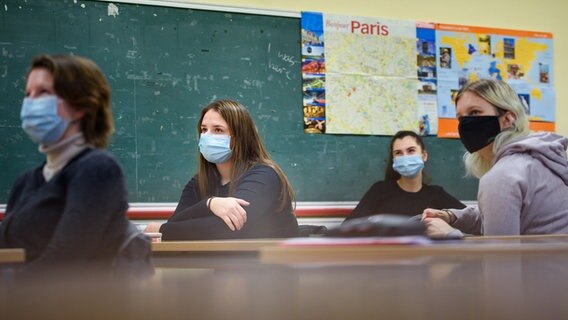 Schülerinnen sitzen in einem Klassenzimmer. © Gregor Fischer/dpa Foto: Gregor Fischer