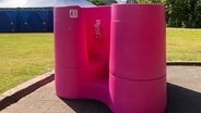 Eine speziell für Frauen entwickelte Urinale steht vor einer grünen Wiese in Kiel. © NDR Foto: Birte Steuer