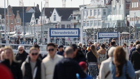 Zahlreiche Besucher tummeln sich an Ostern auf der Promenade in Travemünde. © IMAGO Foto: Susanne Hübner