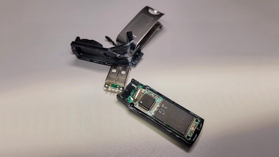 Ein kaputter USB-Stick liegt auf dem Tisch. © NDR Foto: Kai Peuckert