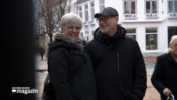 Ein Paar wird auf der Straße befragt, wie sie sich kennegelernt haben. © NDR 