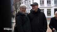 Ein Paar wird auf der Straße befragt, wie sie sich kennegelernt haben. © NDR 