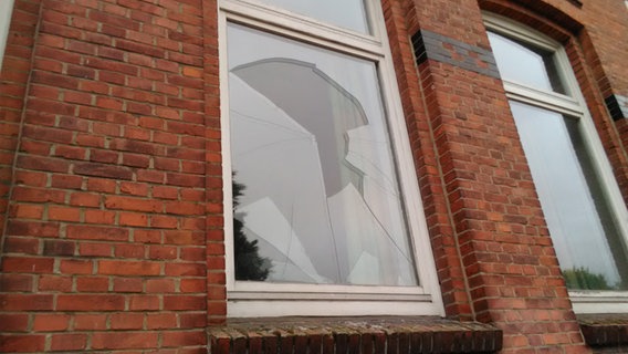 Zerstörtes Fenster der Klaus-Groth-Schule in Heide © Klaus-Groth-Schule 