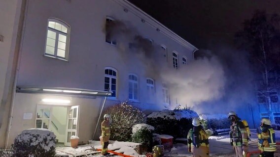 Ein Schulgebäude in Eutin während eines Brandes © NDR Foto: NDR Screenshot