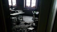 Ein Blick in ein ausgebranntes Klassenzimmer © NDR Foto: NDR Screenshot