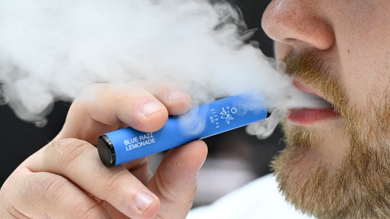 Ein Raucher inhaliert eine Wegwerf E-Zigarette. © picture alliance/dpa Foto: Roberto Pfeil
