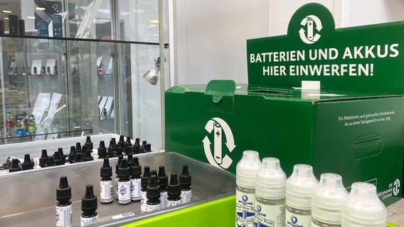 Eine Aufbewahrungsbox für Akkus und Batterien steht auf einem Verkaufstresen von den E-Zigaretten "Vapes" © NDR Foto: Jörn Zahlmann