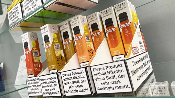 Vape-Zigaretten stehen in einem Verkaufsregal © NDR Foto: Jörn Zahlmann