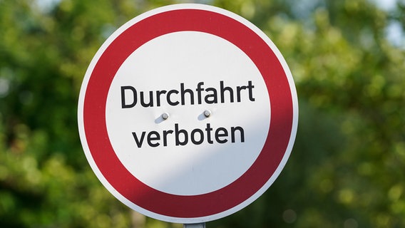 Symbolbild Durchfahrt verboten. © picture alliance / Flashpic Foto: Jens Krick