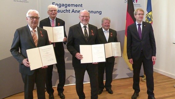 Vier Männer werden von Ministerpräsident Daniel Günther ausgezeichnet. © NDR Foto: Screenshot NDR
