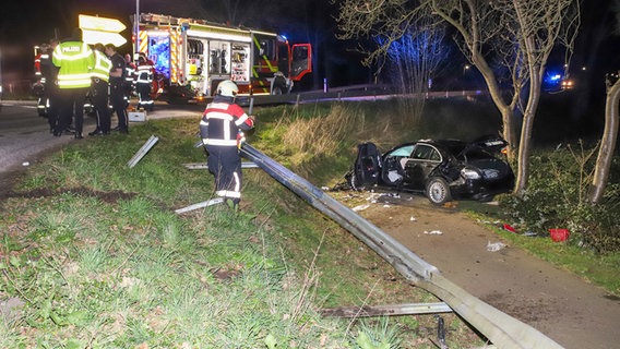 Ein verunfallter Pkw steht neben einer Straße © Florian Sprenger Foto: Florian Sprenger