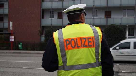 Ein Polizist bei der Arbeit © NDR Foto: Doreen Pelz