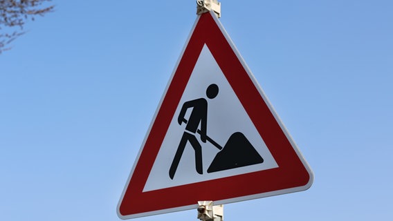 Ein Verkehrsschild vor klarem Himmel weist auf eine Baustelle hin. © NDR Foto: Pavel Stoyan