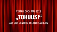 Ein geschlossener roter Vorhang mit einer Textgrafik darüber: "Vertell doch mal 2023 - "Tohuus!" aus dem Ohnsorg-Theater Hamburg © NDR Foto: Lornz Lorenzen
