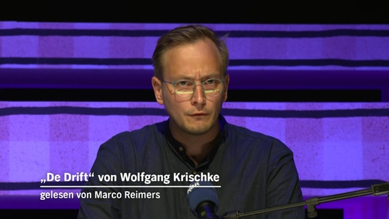 Marco Reimers liest bei der Abschlussgala von "Vertell doch mal 2023" im Ohnsorg-Theater in Hamburg. © NDR Foto: Lornz Lorenzen
