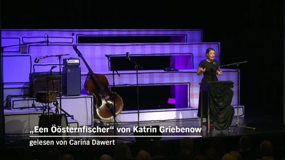 Carina Dawert liest bei der Abschlussgala von "Vertell doch mal 2023" im Ohnsorg-Theater in Hamburg. © NDR Foto: Lornz Lorenzen