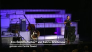 Carina Dawert liest bei der Abschlussgala von "Vertell doch mal 2023" im Ohnsorg-Theater in Hamburg. © NDR Foto: Lornz Lorenzen