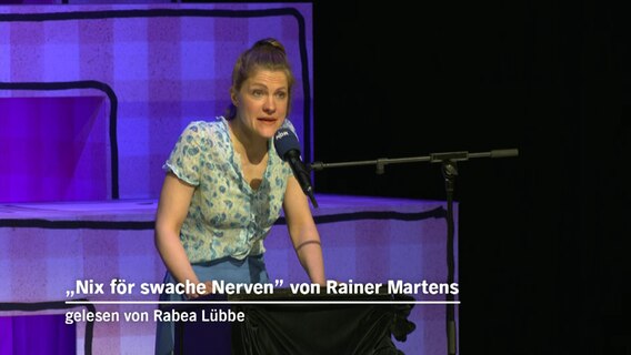 Rabea Lübbe liest bei der Abschlussgala von "Vertell doch mal 2023" im Ohnsorg-Theater in Hamburg. © NDR Foto: Lornz Lorenzen