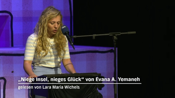 Lara Maria Wichels liest bei der Abschlussgala von "Vertell doch mal 2023" im Ohnsorg-Theater in Hamburg. © NDR Foto: Lornz Lorenzen