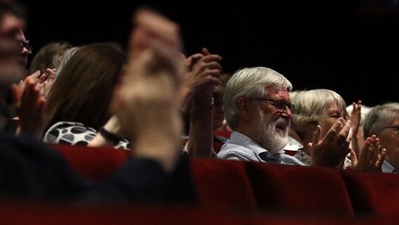 Publikum lächelt und klatscht im Ohnsorg Theater in Hamburg beim "Vertell doch mal". © NDR Foto: Oke Jens